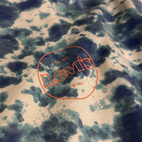 Levi’s Crewneck - Picture 2 of 4